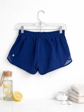 (4) Lululemon • Hotty Hot Short 2.5” Larkspur